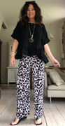 Gina bukser med leopardprint grå LikeLondon
