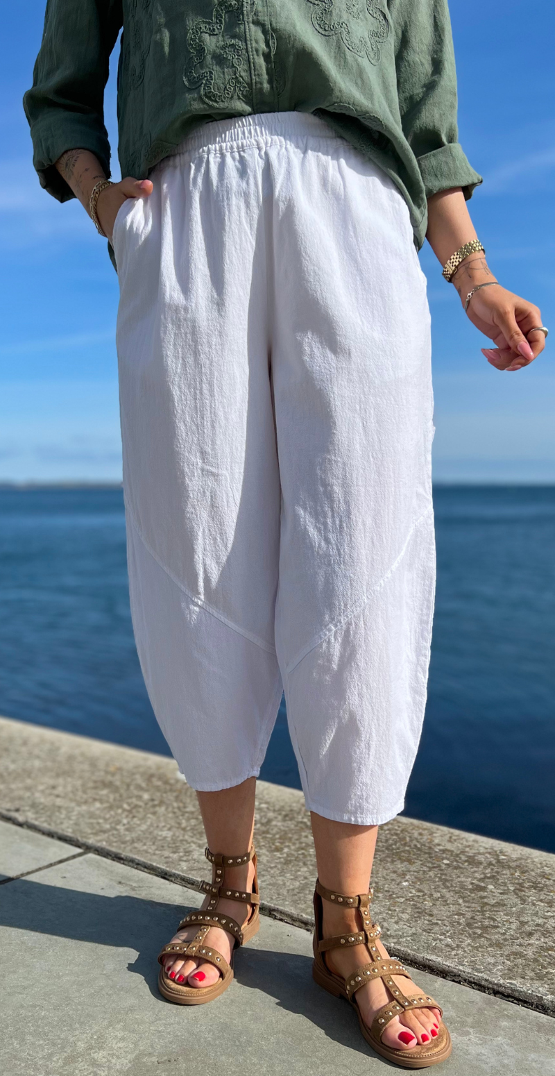 hvide sally bukser i 7/8 længde med elastik i taljen