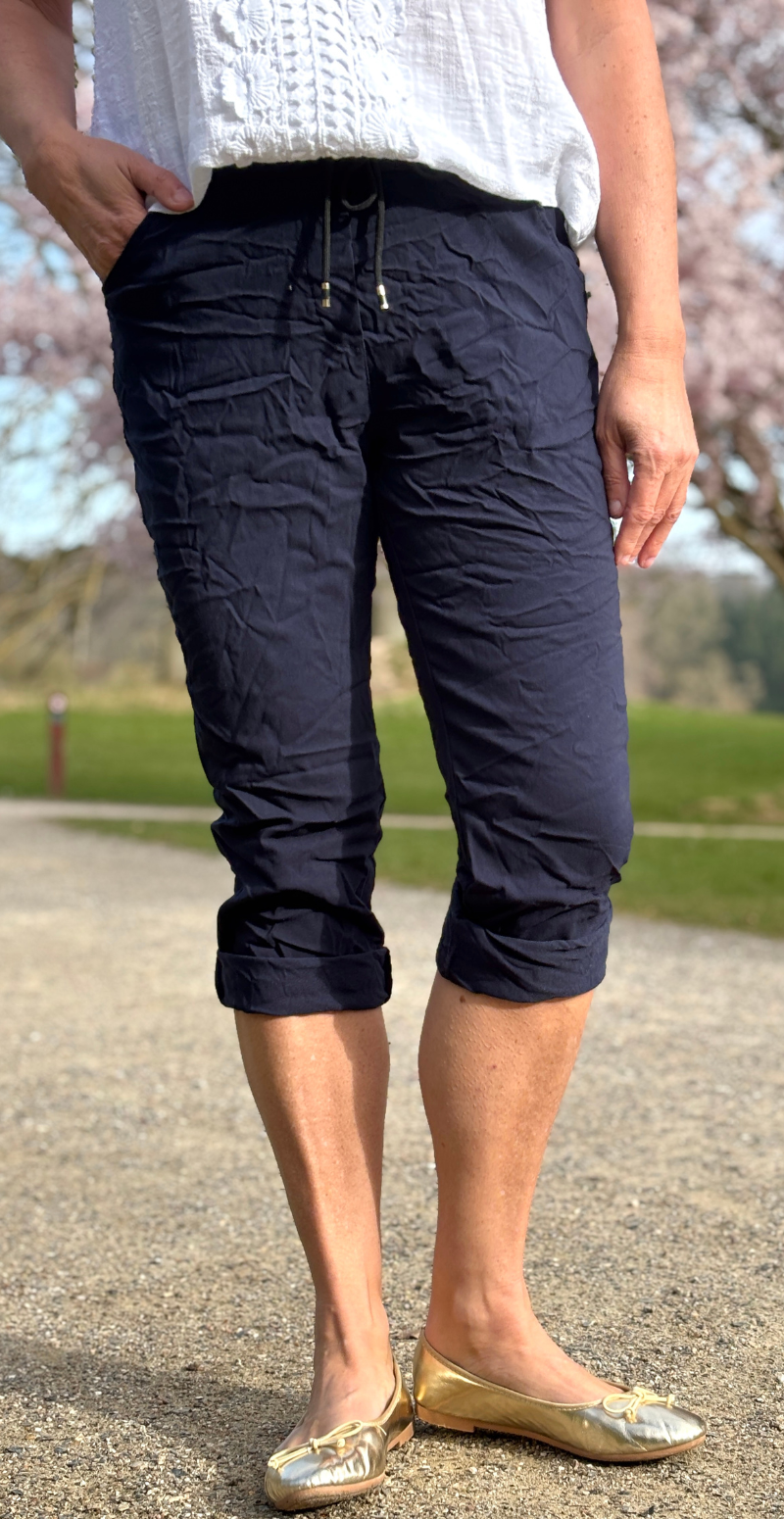 navy nora capri bukser med skrålommer og bindebånd i taljen likelondon