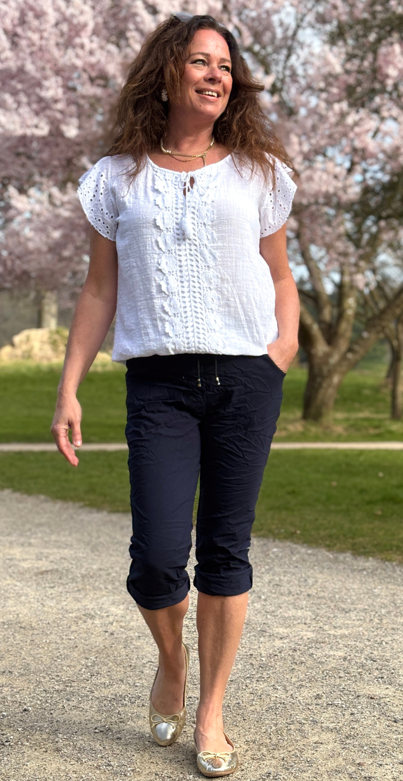 nora capri bukser med skrålommer i navy likelondon