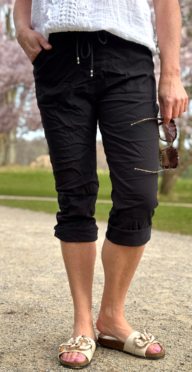 nora capri bukser i sort med skrålommer og bindebånd likelondon