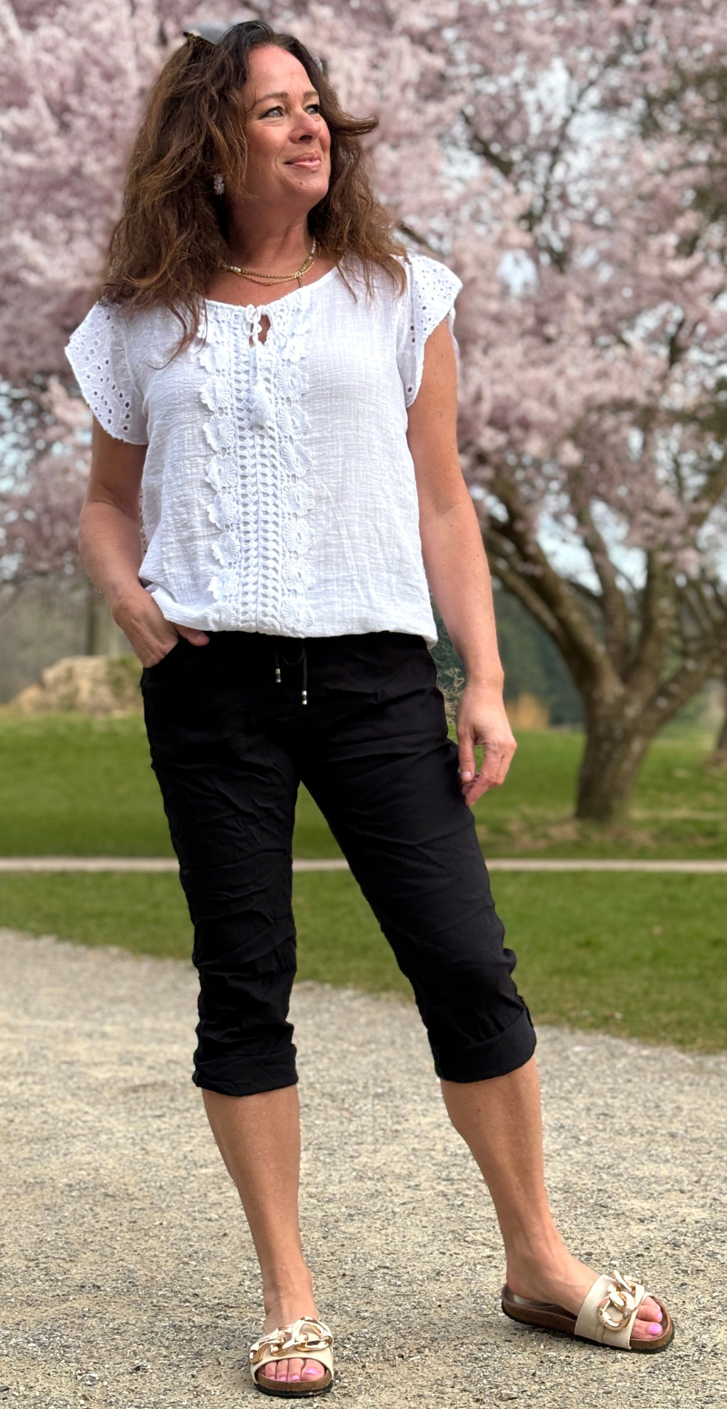 nora capri bukser i sort med skrålommer og bindebånd i taljen