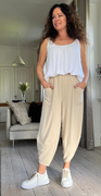Forudbestil uge 20 -  Kiki bukser med elastik i taljen beige LikeLondon