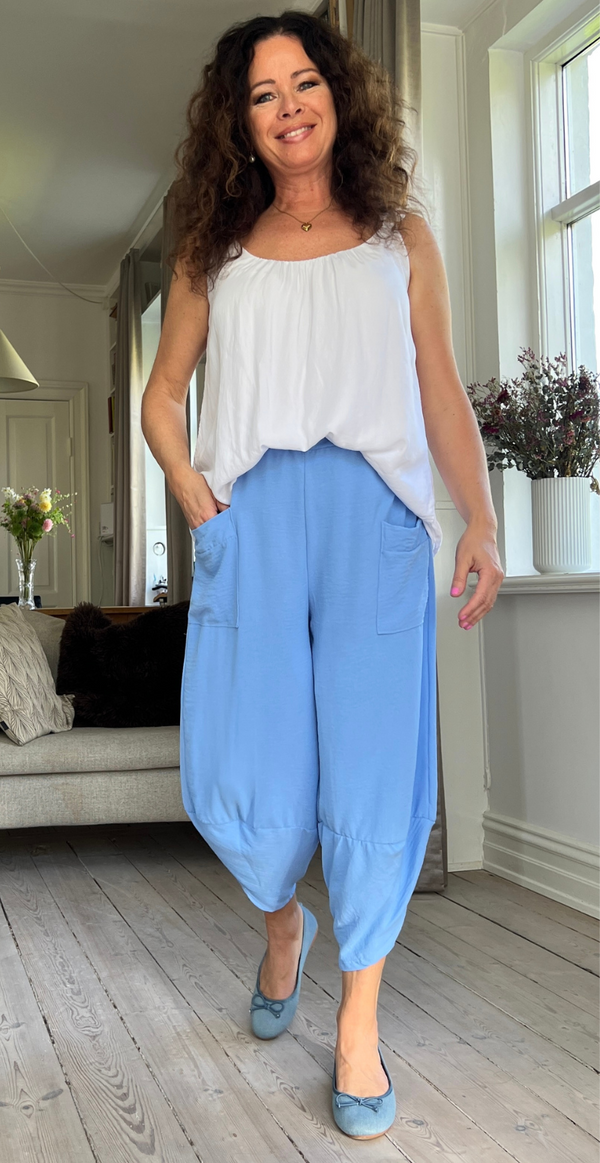 Kiki bukser med lommer lysblå LikeLondon