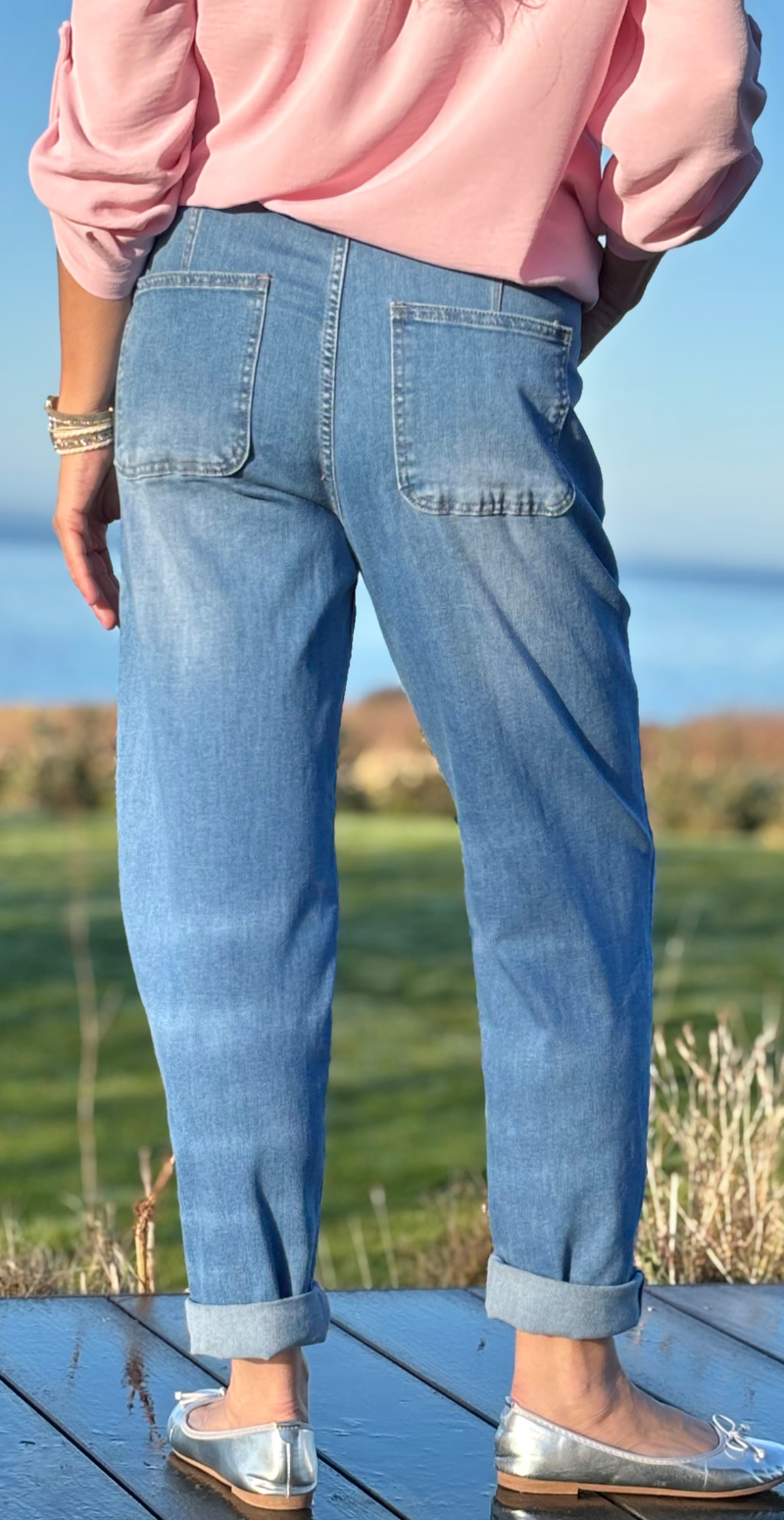 Thea bukser i lys denim bagfra