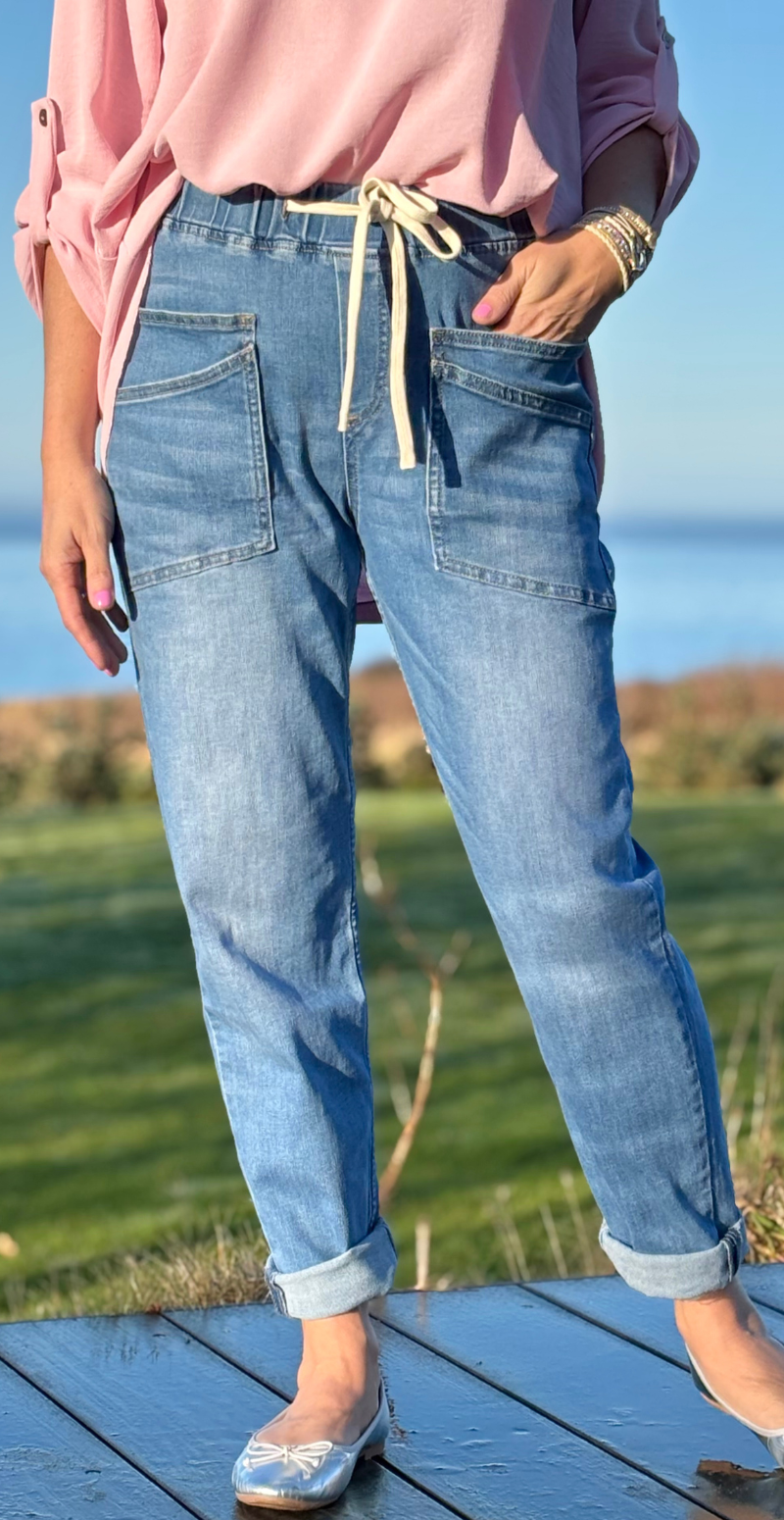 Thea bukser i lys denim med dobbelt lommer og bindebånd i taljen