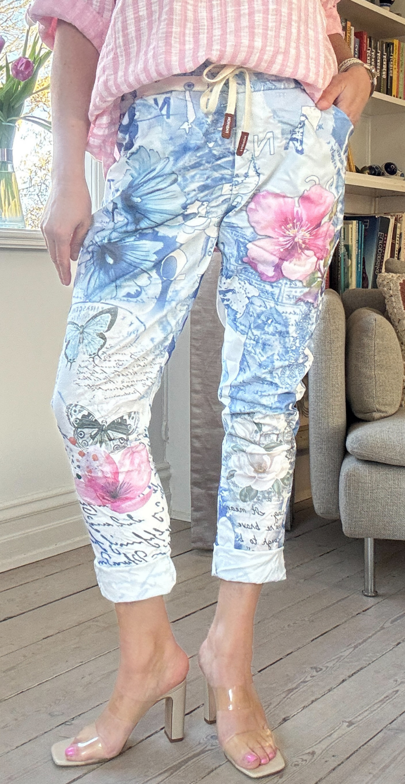 Samantha bukser i denimblå med rosa blomster og sommerfugle