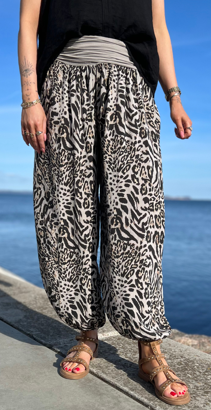jill bukser med leopardprint likelondon