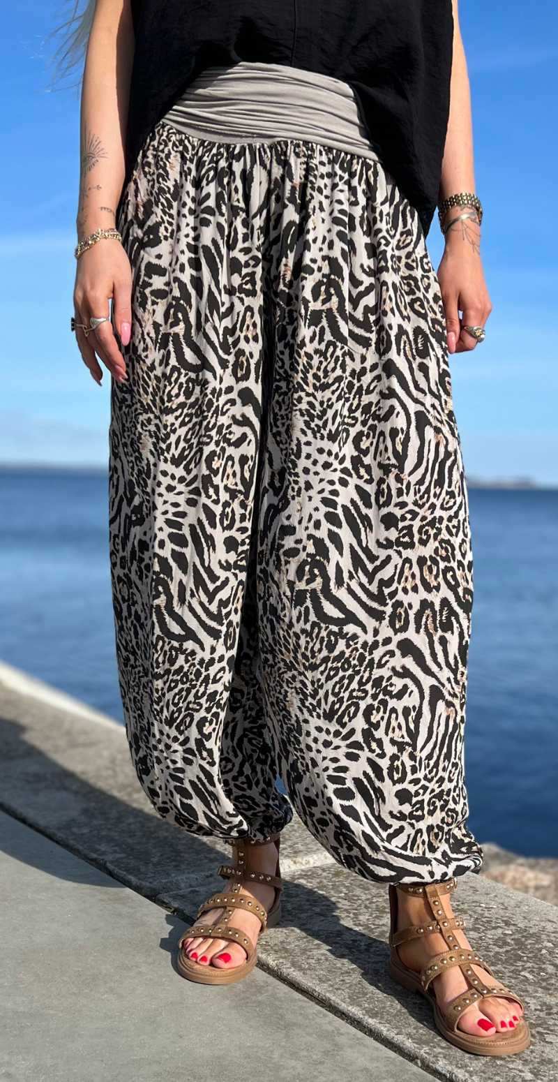 jill haremsbukser med leo print og stræk likelondon