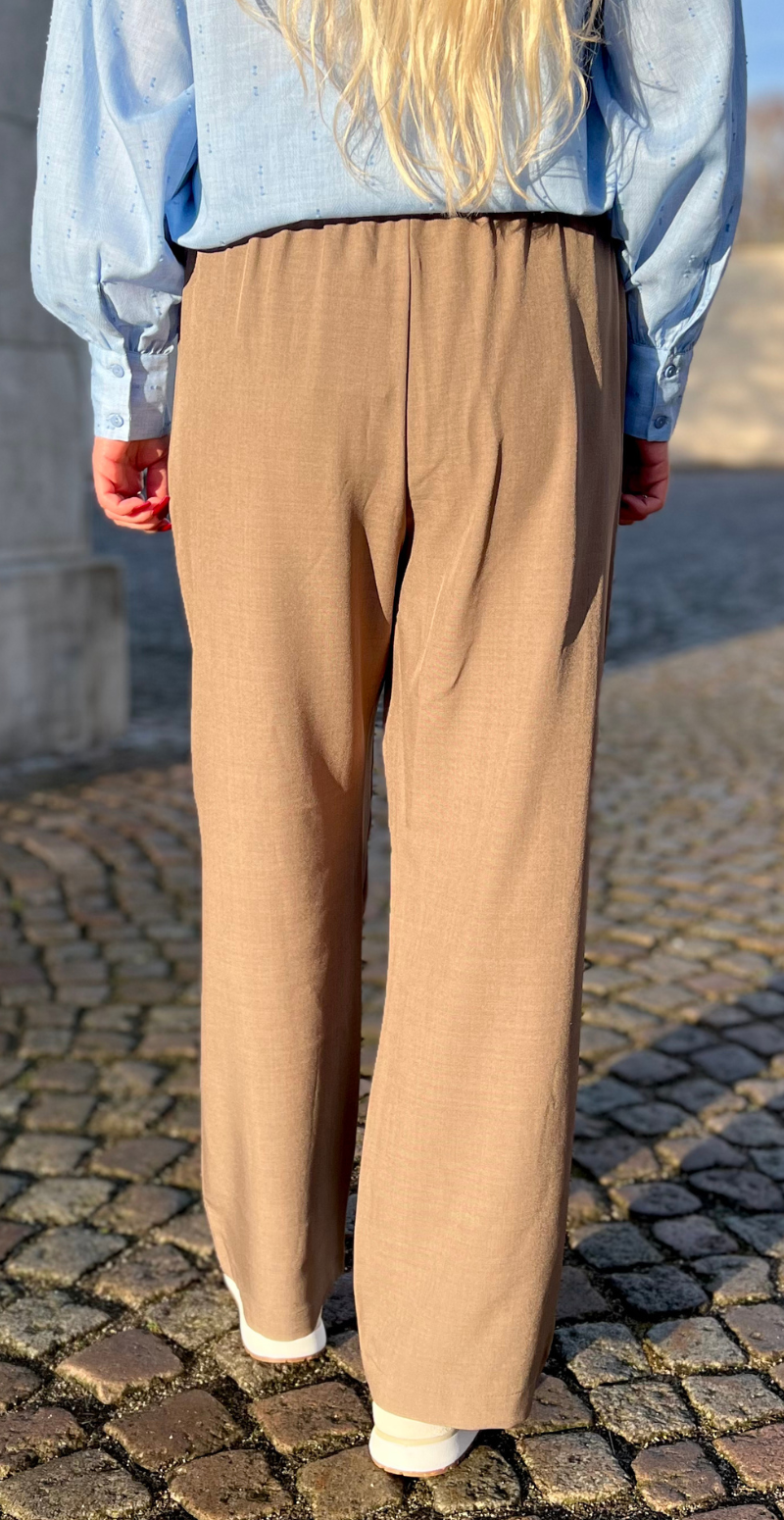 Midde bukser med lige ben og elastik i taljen walnut melange