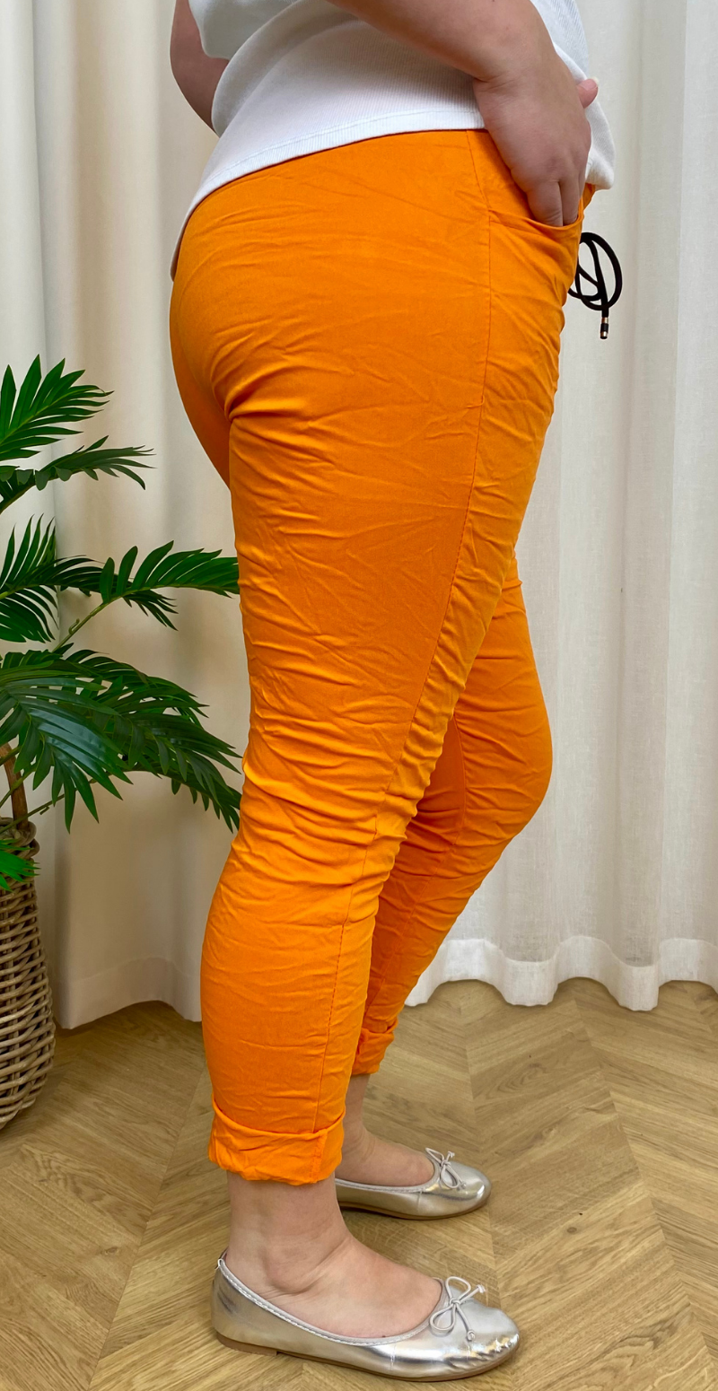 Orange Nora bukser fra siden