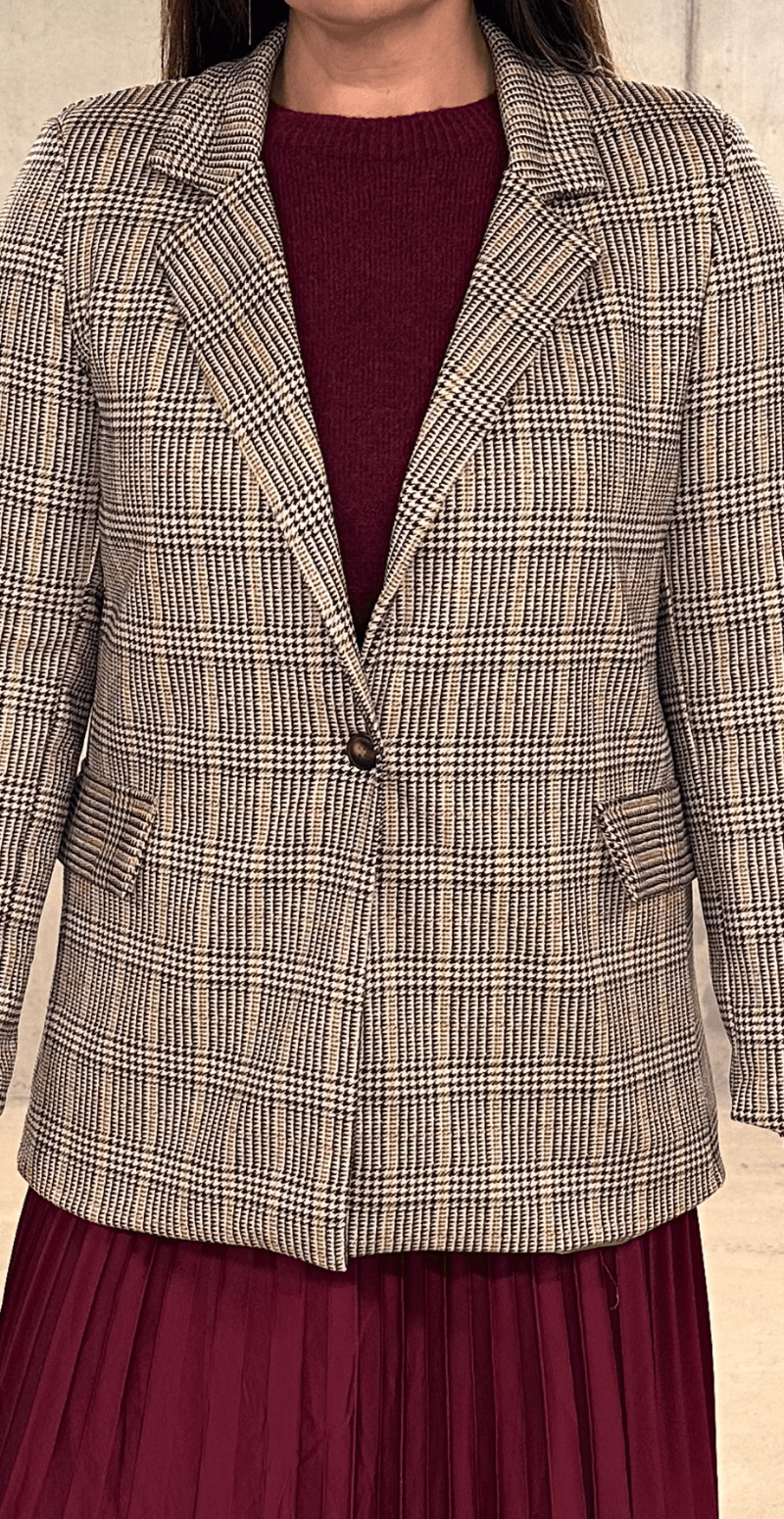 beige blazer med tern og knap foran fra likelondon by christina