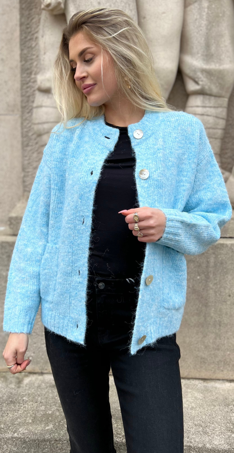 Louisa cardigan med perlemorsknapper lysblå