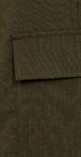 Cargobuks med lommer, elastik ved anklerne samt en bred elastikkant med snøre i taljen grøn tætpå