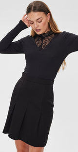 Kort nederdel med vidde og læg detaljer sort modelbillede