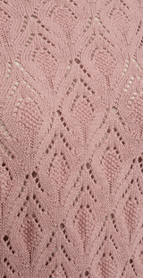Let strik med fint hulmønster og ribkanter rosa tætpå