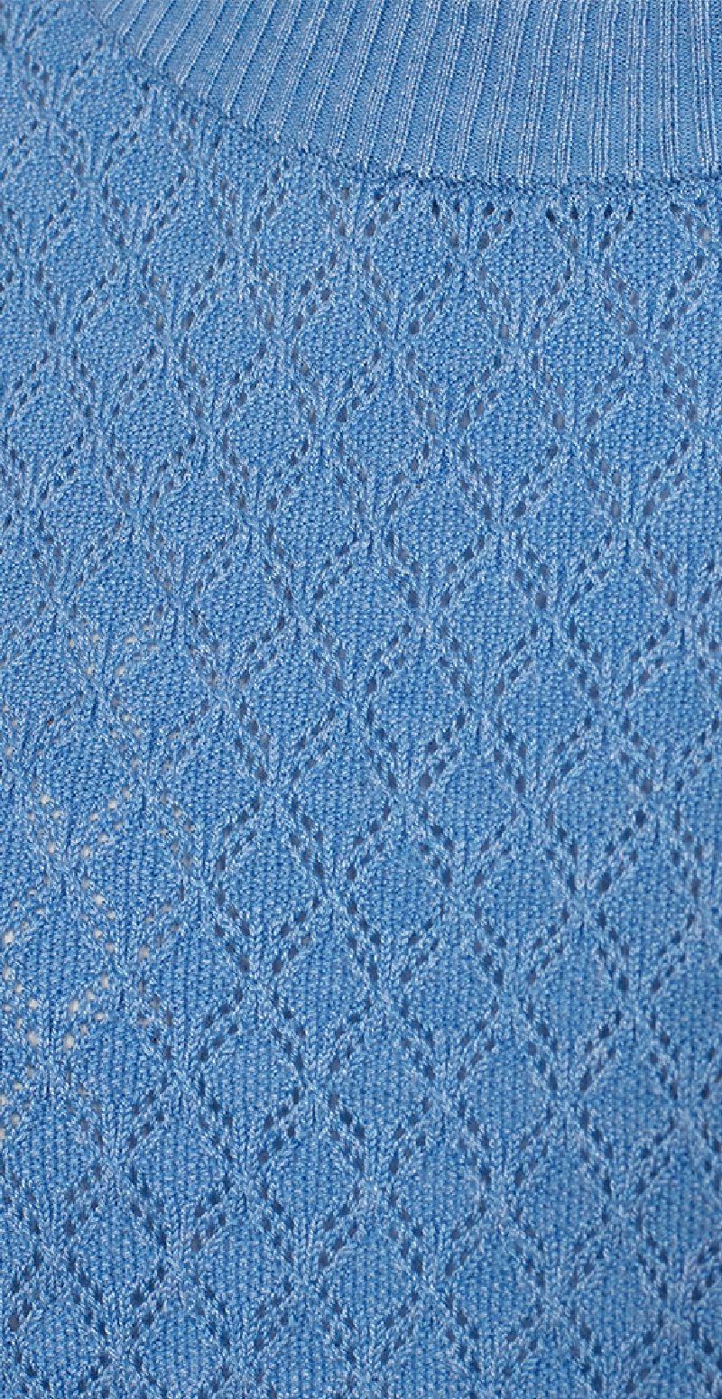 let strikket pullover med hulmønster blå  tætpå