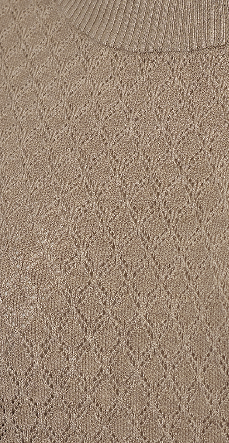 Let strikket pullover med hulmønster sand tætpå