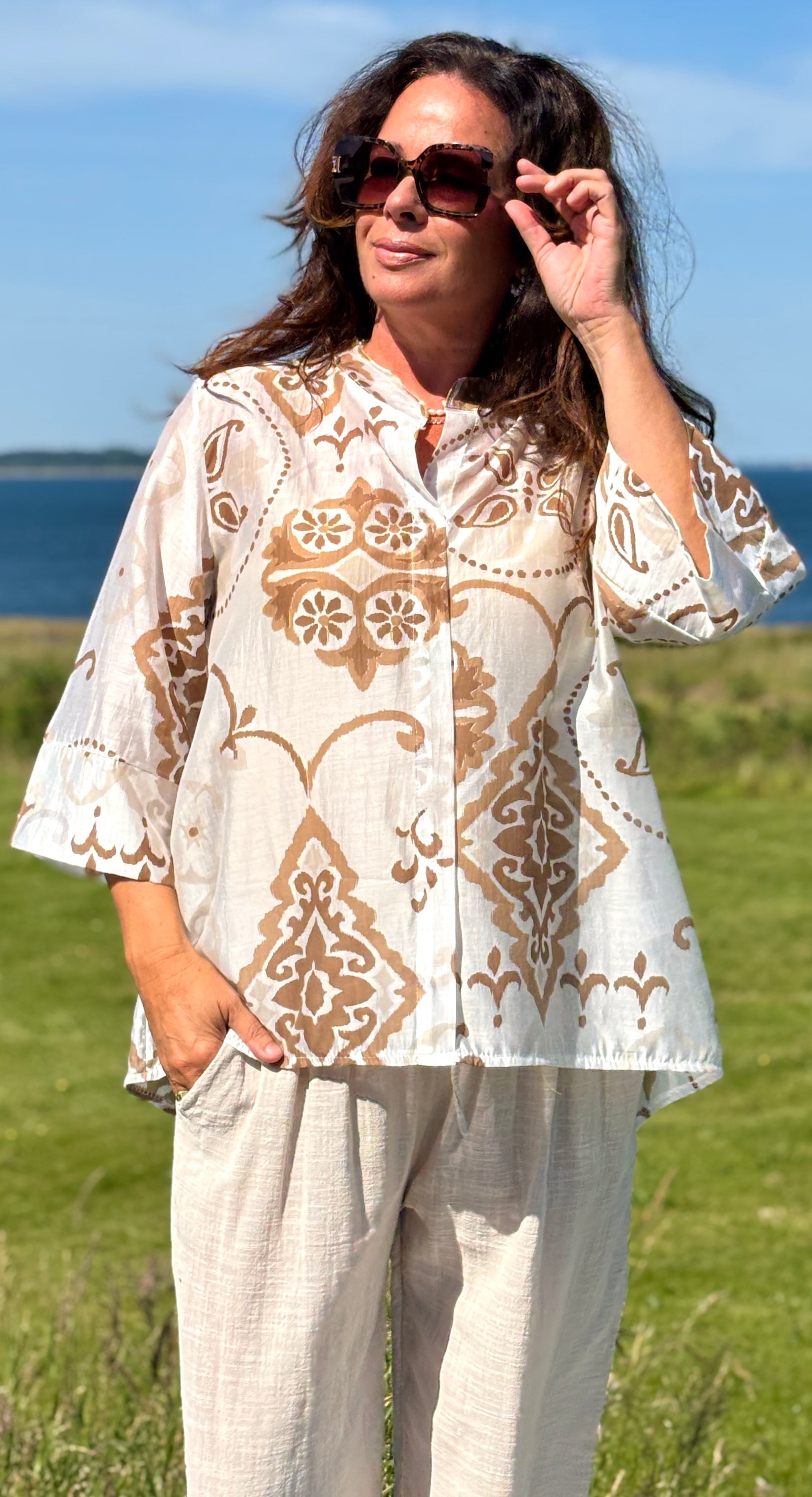 Rina bluse med v-hals og vidde i ærmerne beige LikeLondon