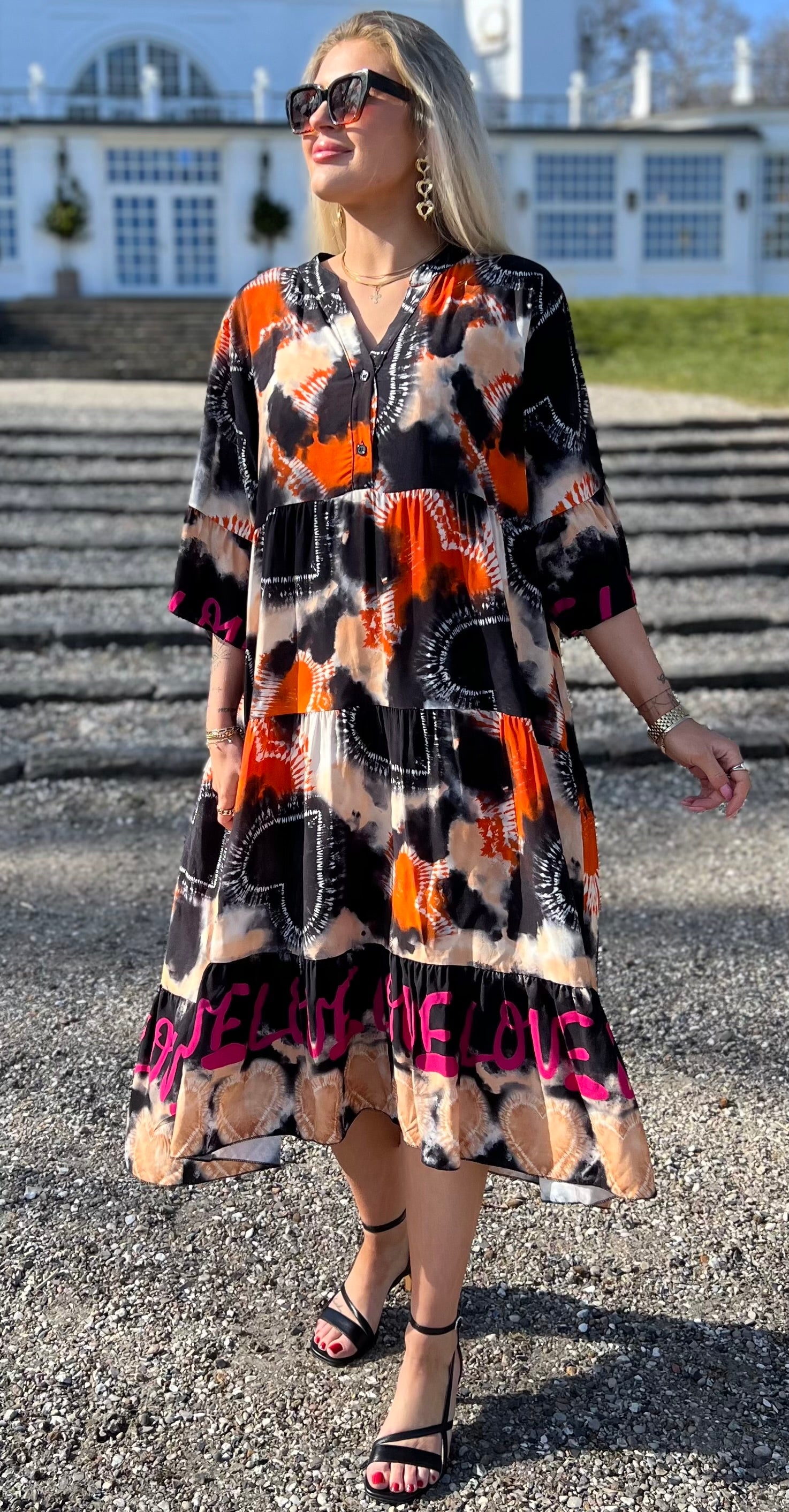 Kammy kjole med tie dye sort LikeLondon