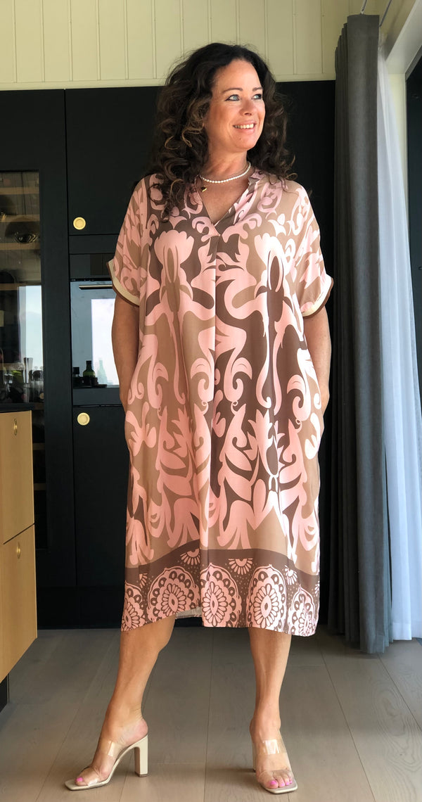 Forudbestilling uge 22 Melia kjole med mønster rosa/mocca LikeLondon