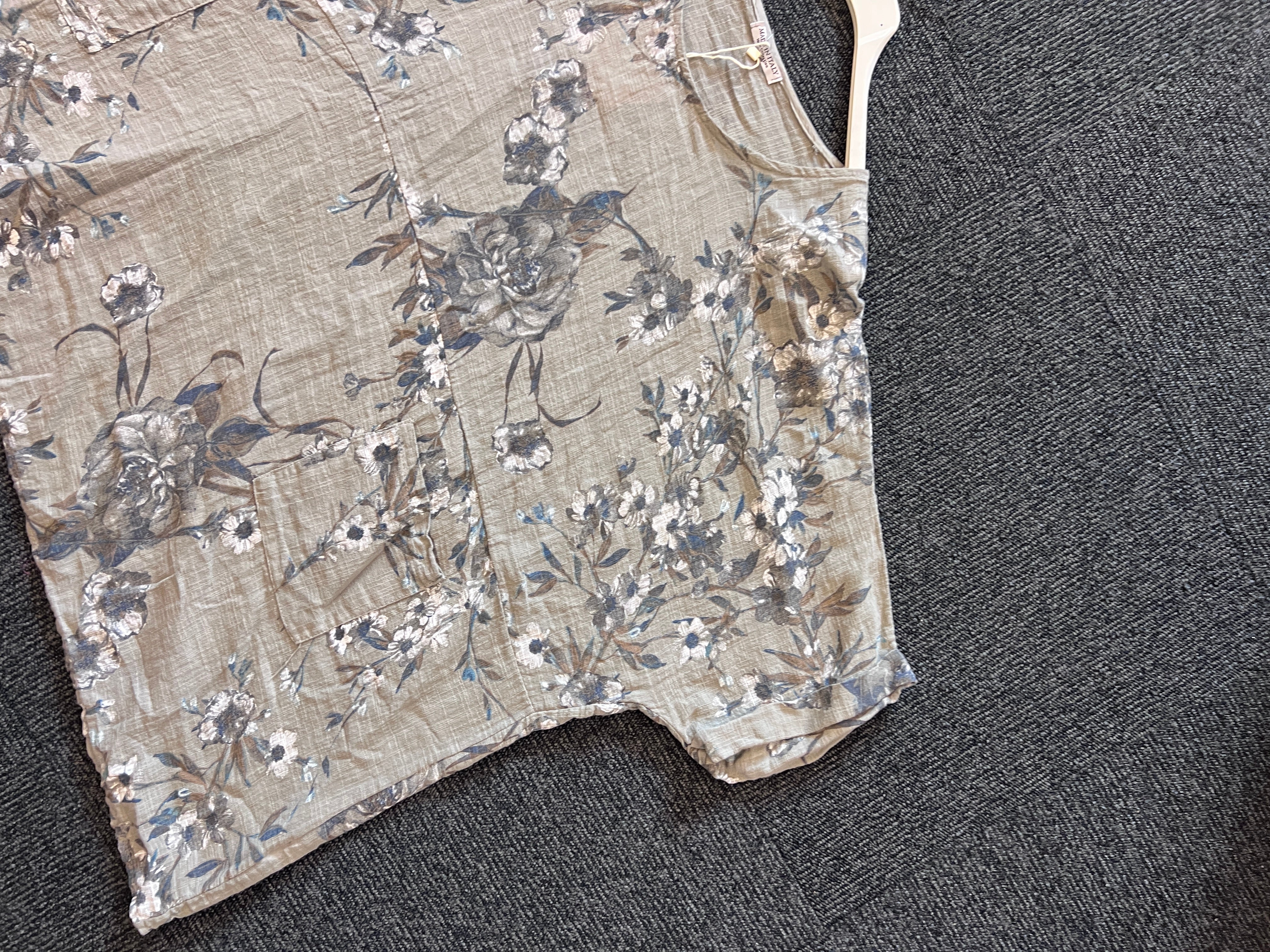 My bluse med blomsterprint og lommer fortil fango LikeLondon