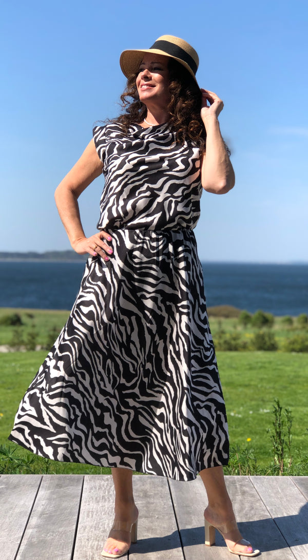 Tami zebra bluse med vandfaldseffekt LikeLondon