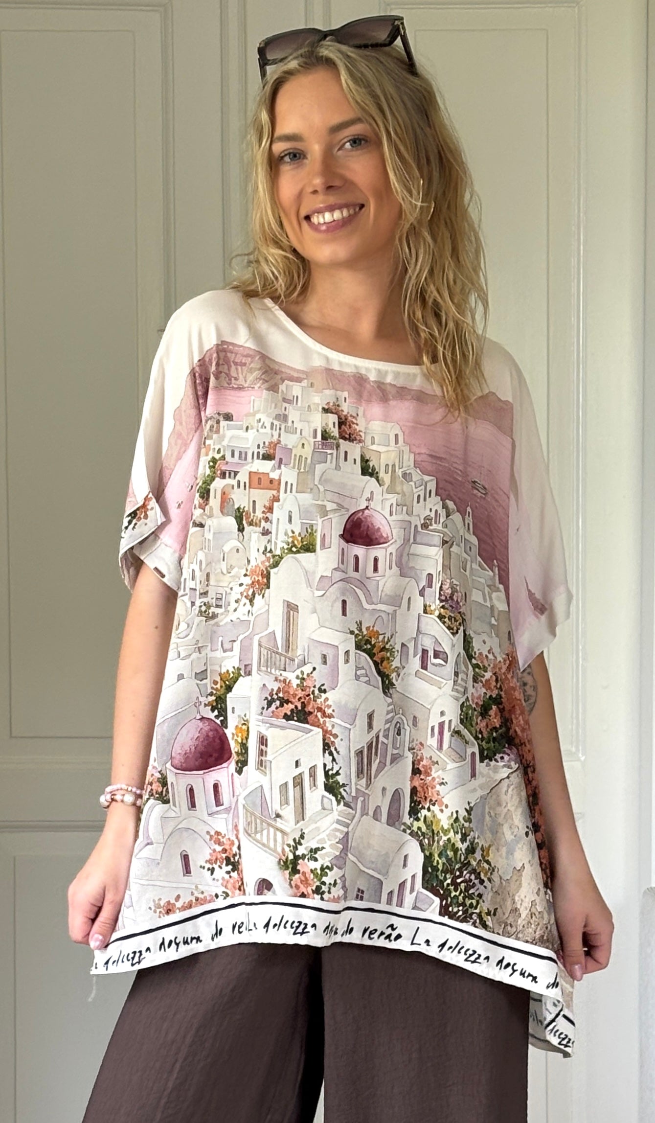 Forudbestil uge 24 Brianna bluse med kort ærme og print af huse pink LikeLondon