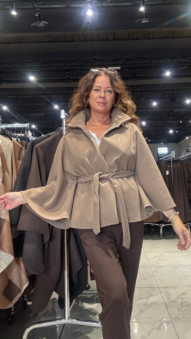Antonella poncho med bindebånd camel LikeLondon