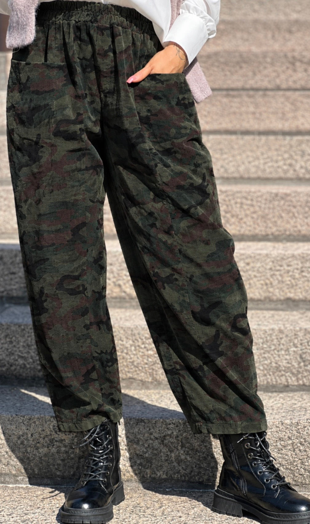 Nella fløjlsbukser med lommer foran og elastik i taljen camouflage green LikeLondon