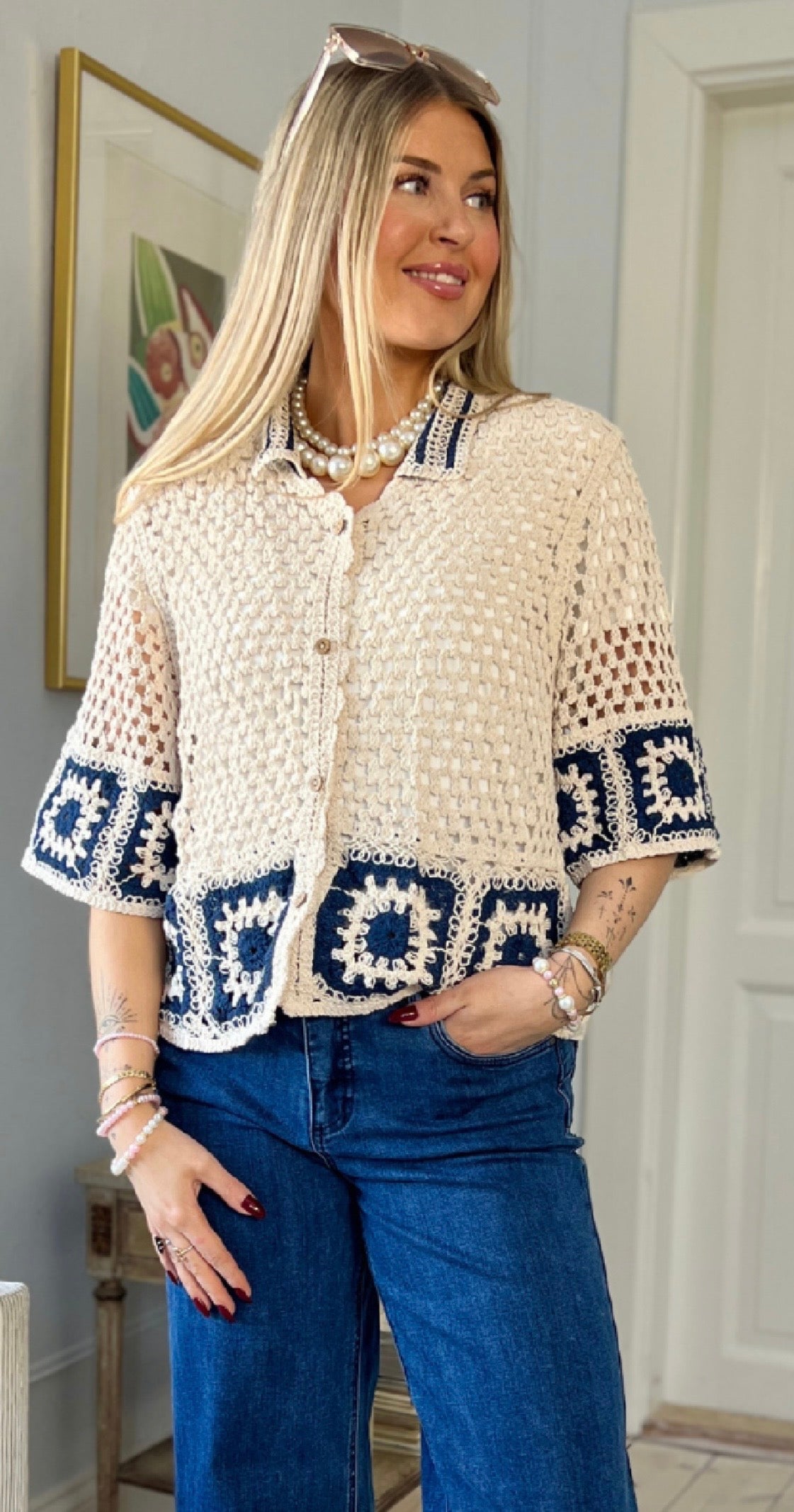 Essa kortærmet cardigan i crochet med krave beige/navy LikeLondon