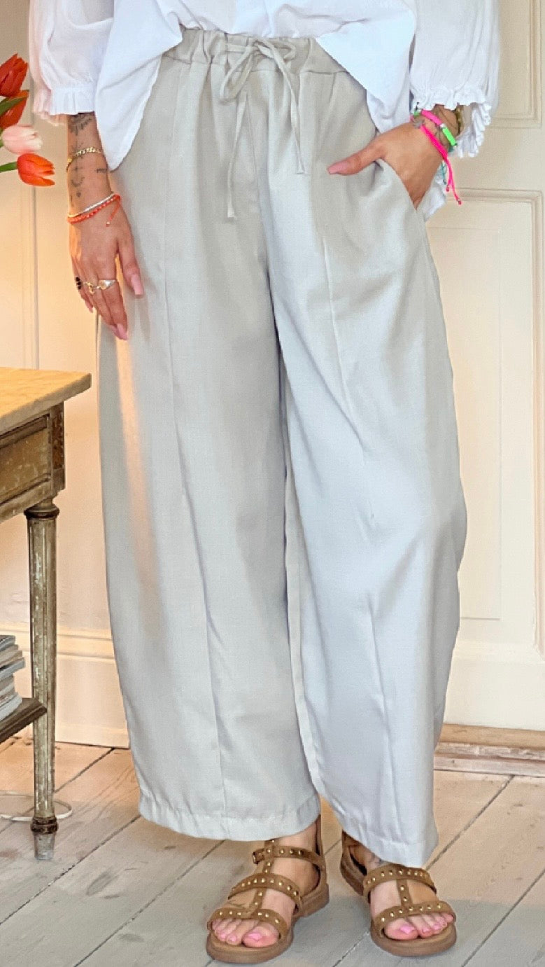 Forudbestil uge 12 Romy bukser med vidde og bindebånd i taljen beige LikeLondon