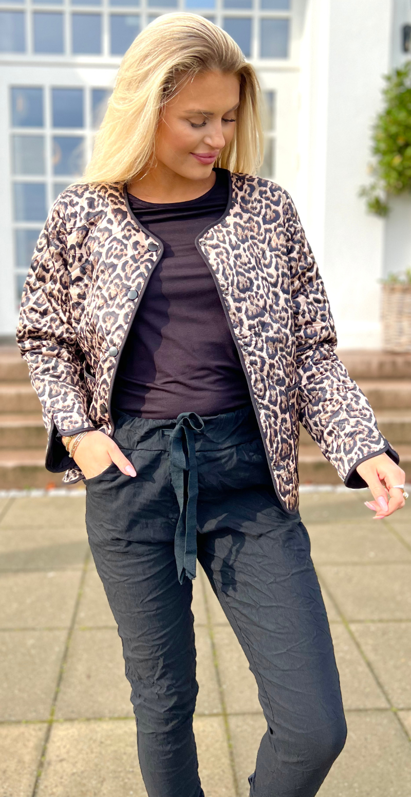 Quiltet jakke med leopardprint