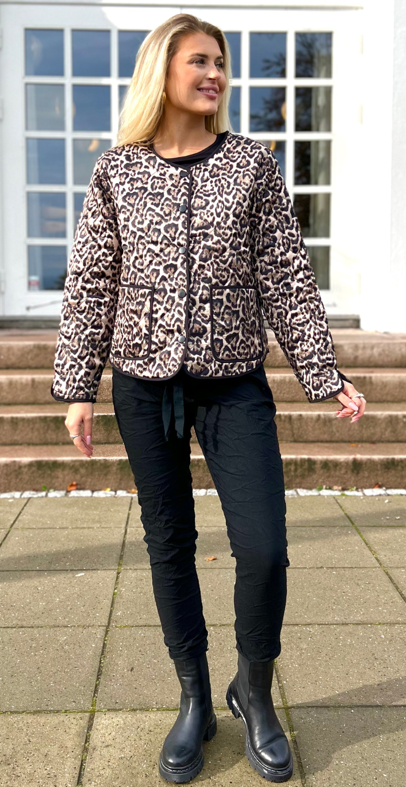 Quiltet jakke med leoprint