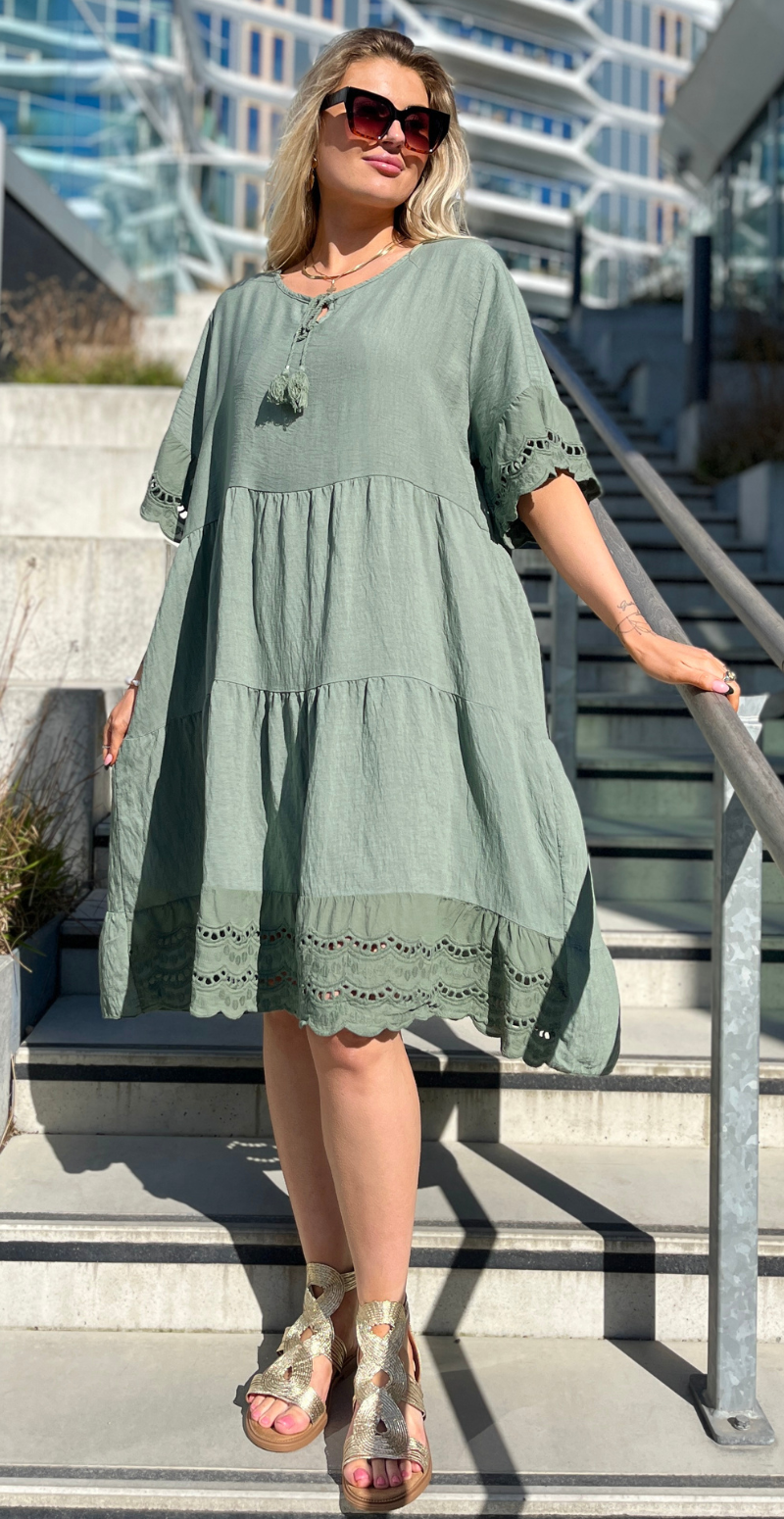 Abigail kjole med broderi anglaise detaljer og korte ærmer khaki