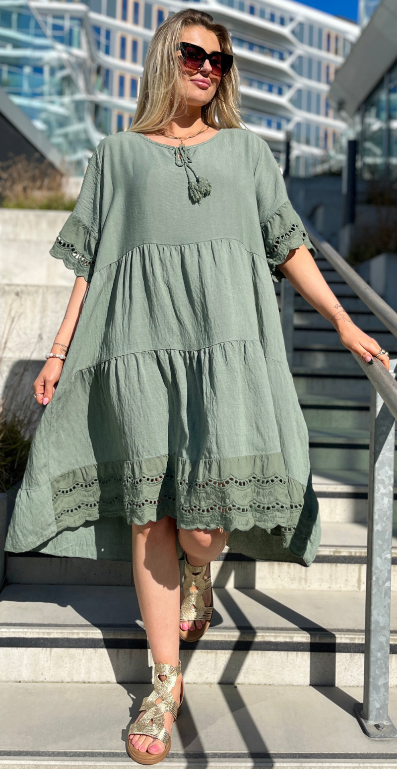 kort Abigail kjole i bomuld med korte ærmer og broderi anglaise detaljer khaki