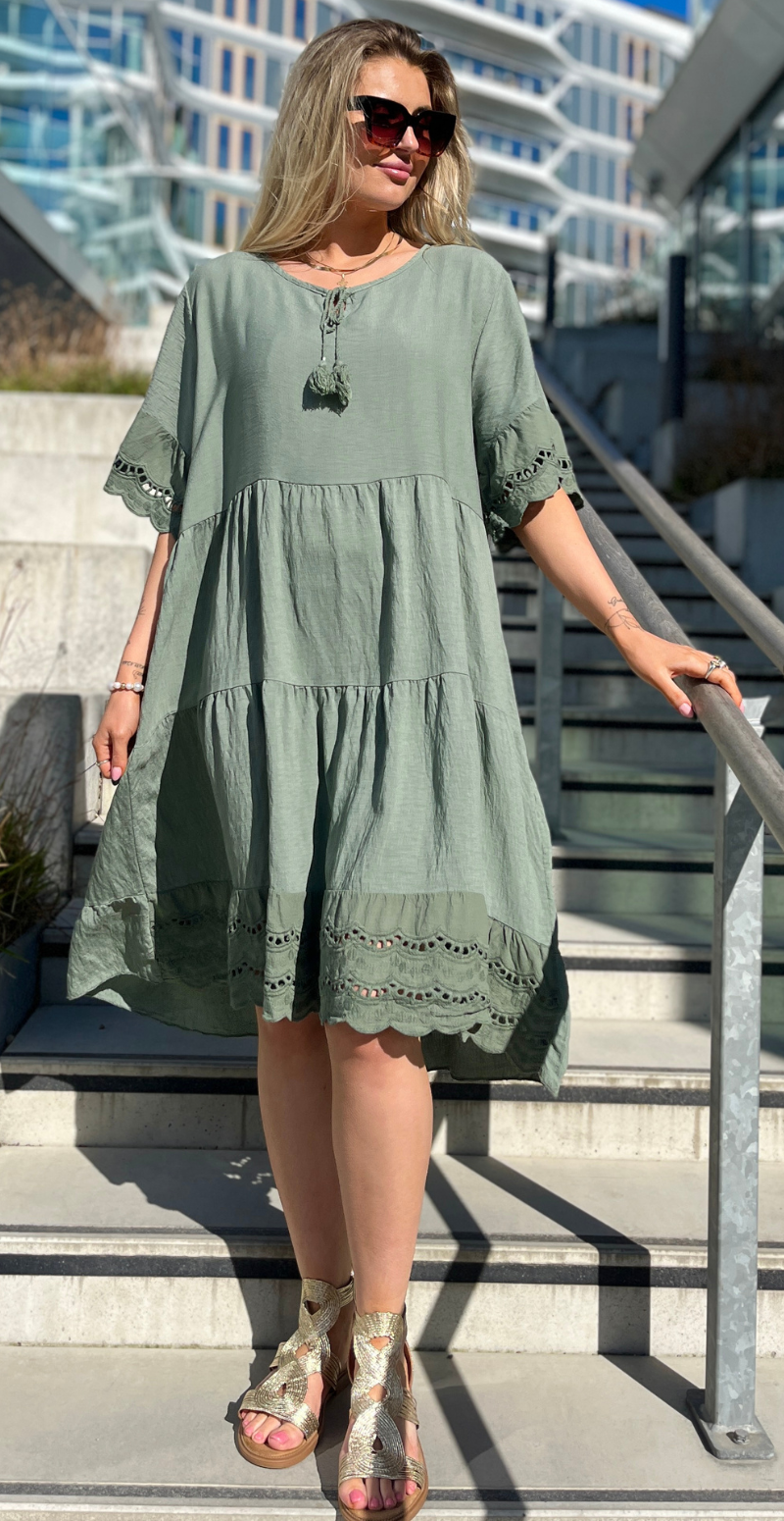 kort abigail kjole med korte ærmer og broderi detaljer khaki