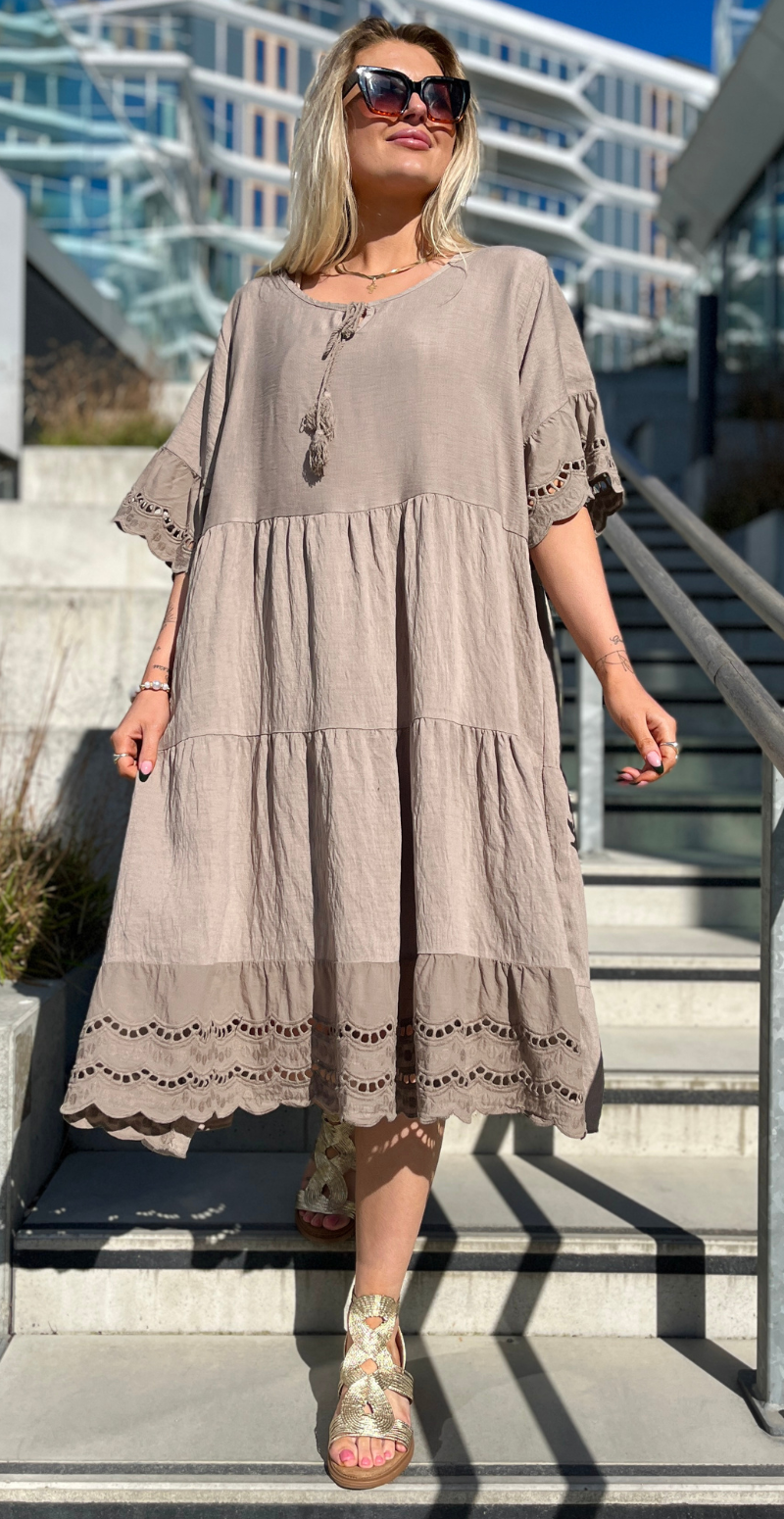 kort Abigail kjole med broderi anglaise detaljer og korte ærmer mocca