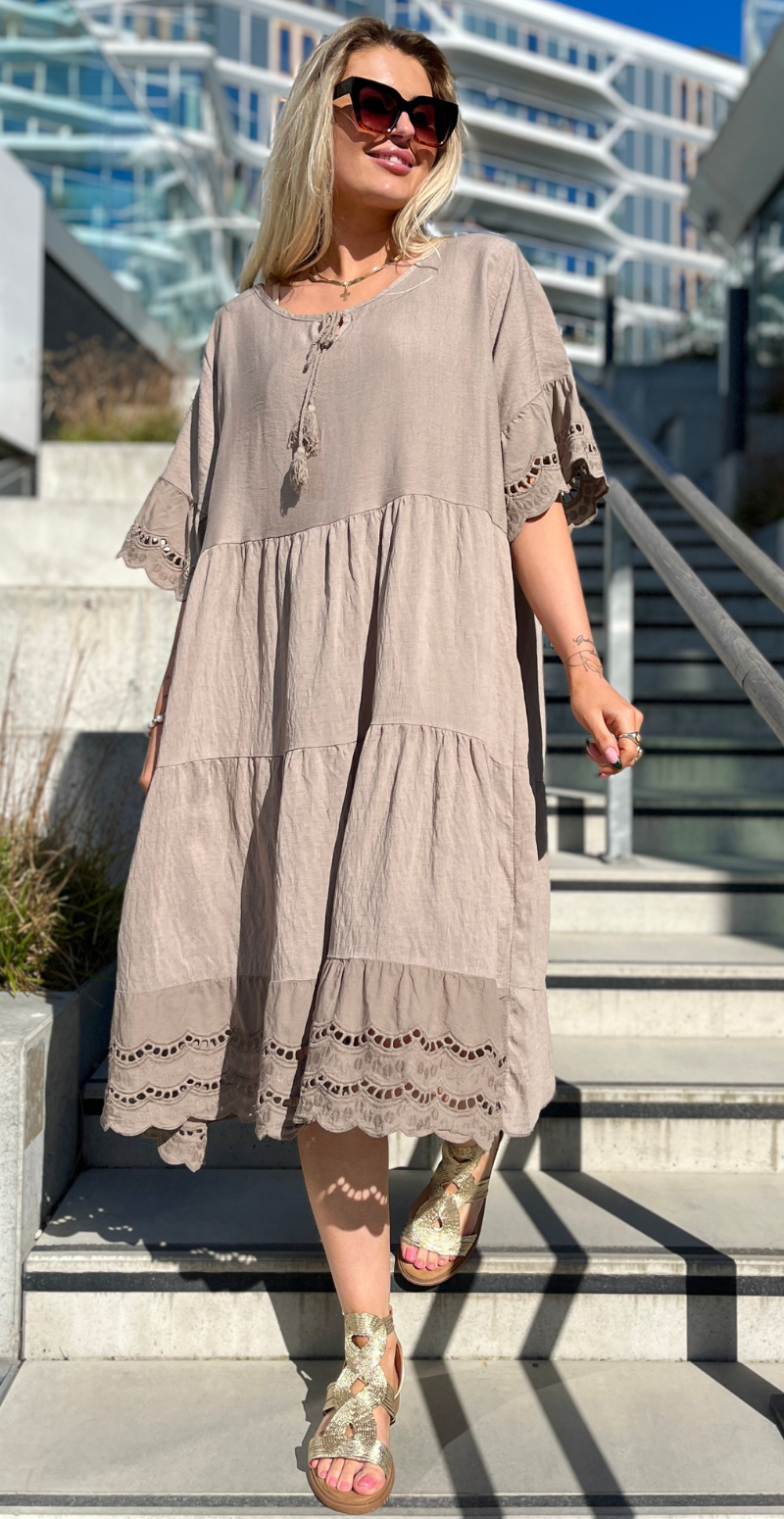 abigail kjole med korte ærmer og broderi anglaise detaljer mocca