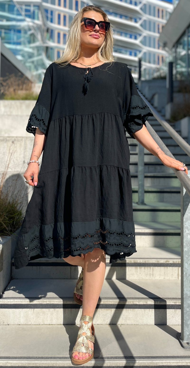 kort sort Abigail kjole med broderi anglaise detaljer og korte ærmer