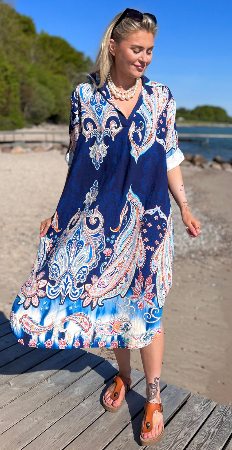 likelondon lang kjole med paisley mønster navy