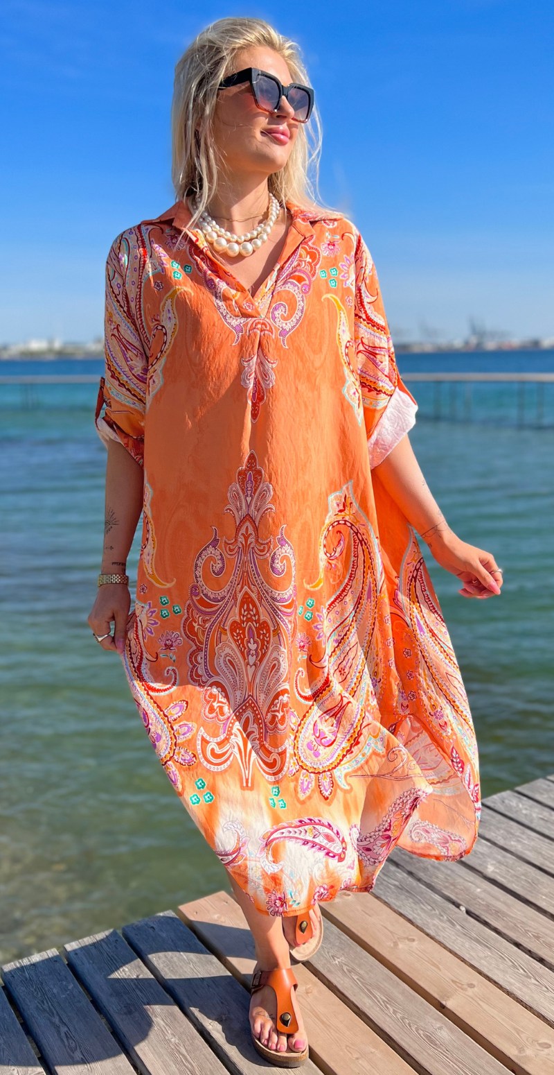 orange kjole med paisley print fra likelondon
