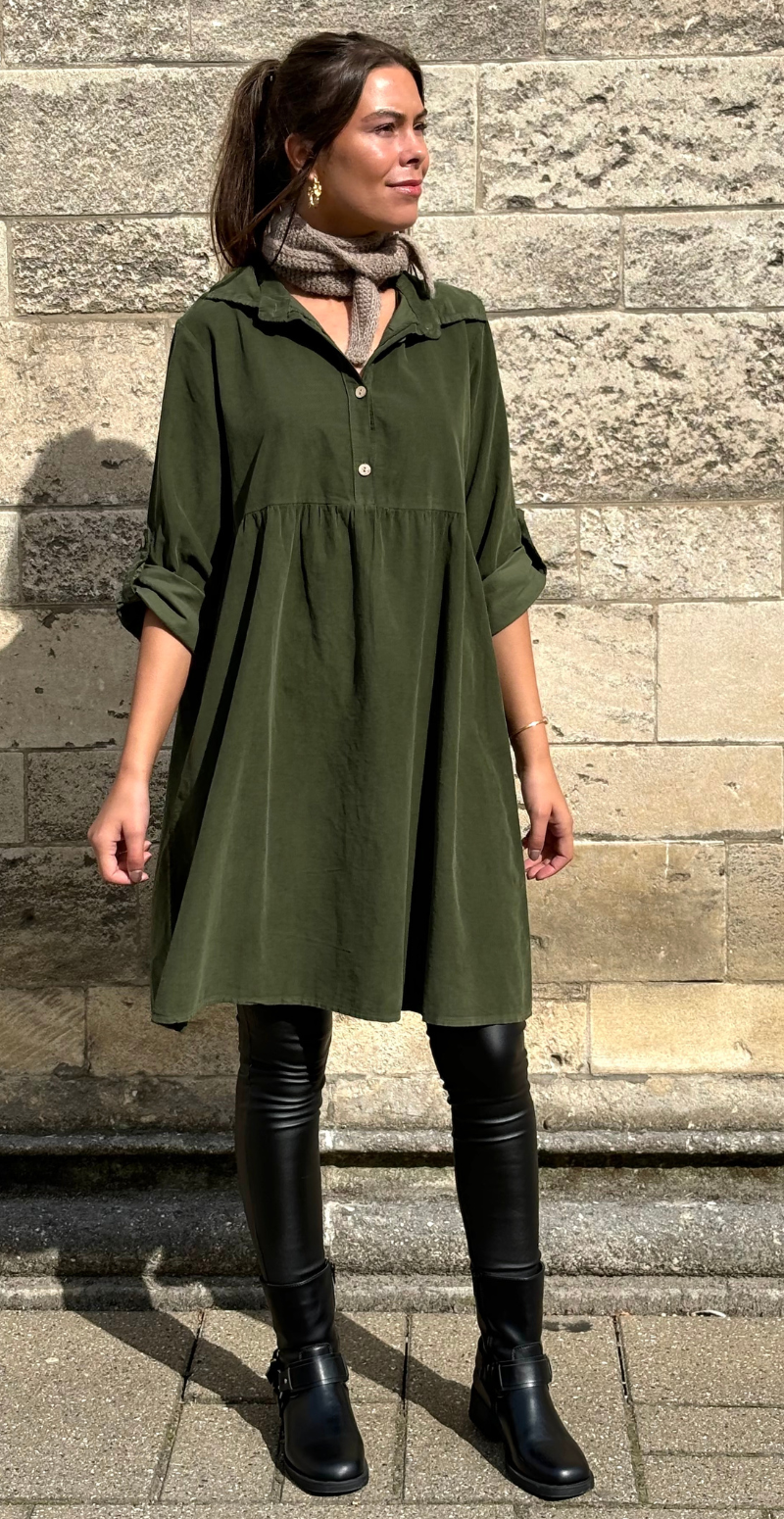 Elvira fløjlskjole med knap-detaljer militare LikeLondon