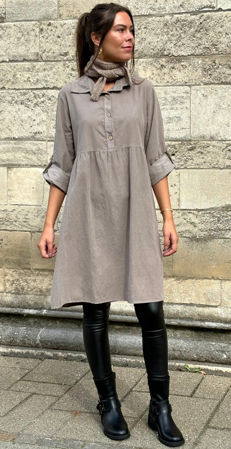 Elvira fløjlskjole med knap-detaljer fango LikeLondon