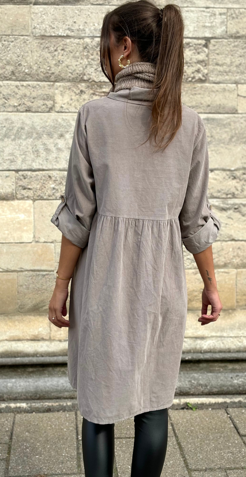 Elvira fløjlskjole med knap-detaljer fango LikeLondon