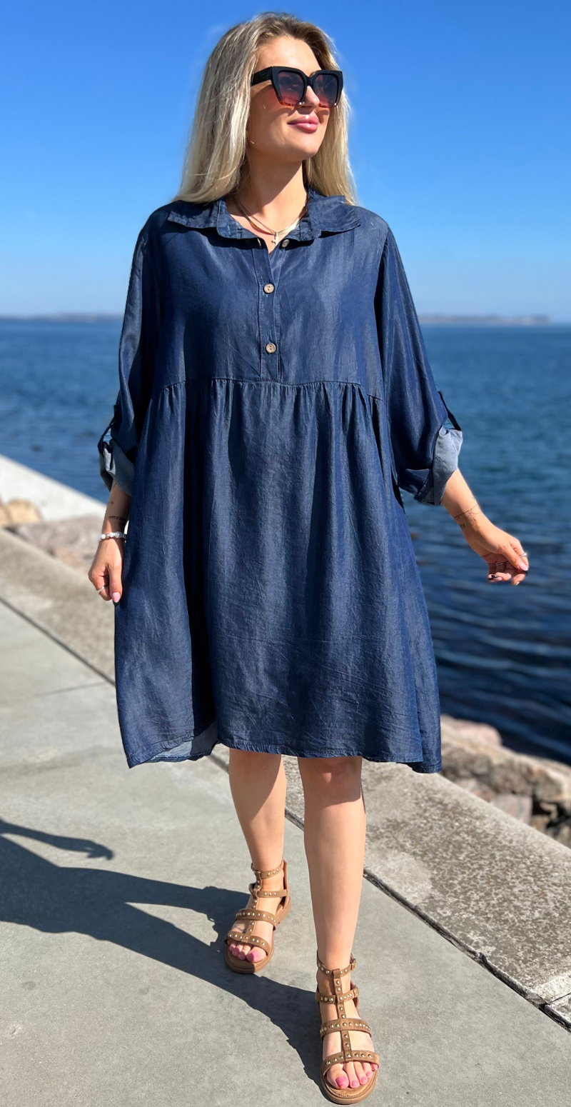 kort Elvira kjole i mørk denim med lange ærmer og knapstolpe likelondon