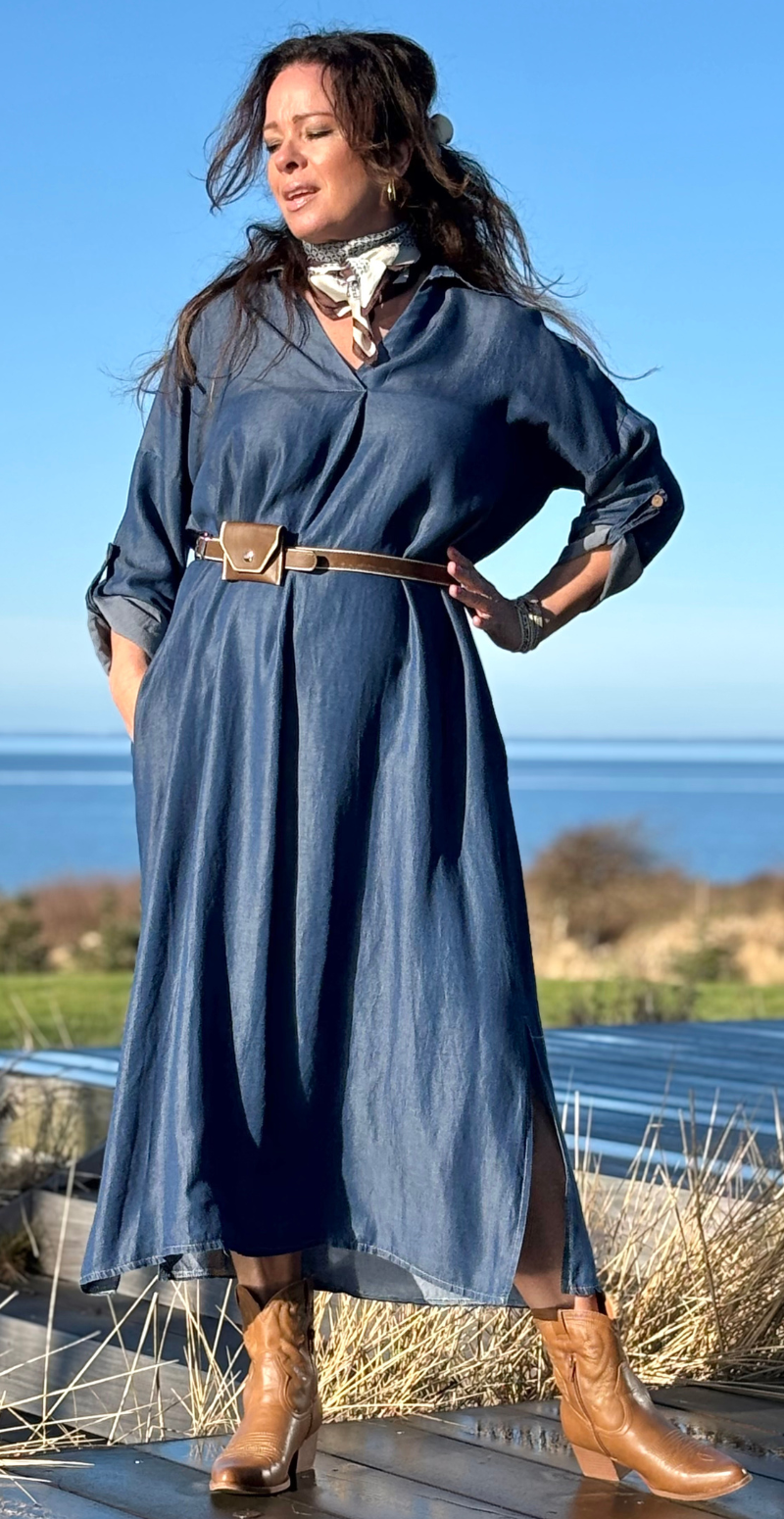 Estelle denim kjole med v-hals dark denim