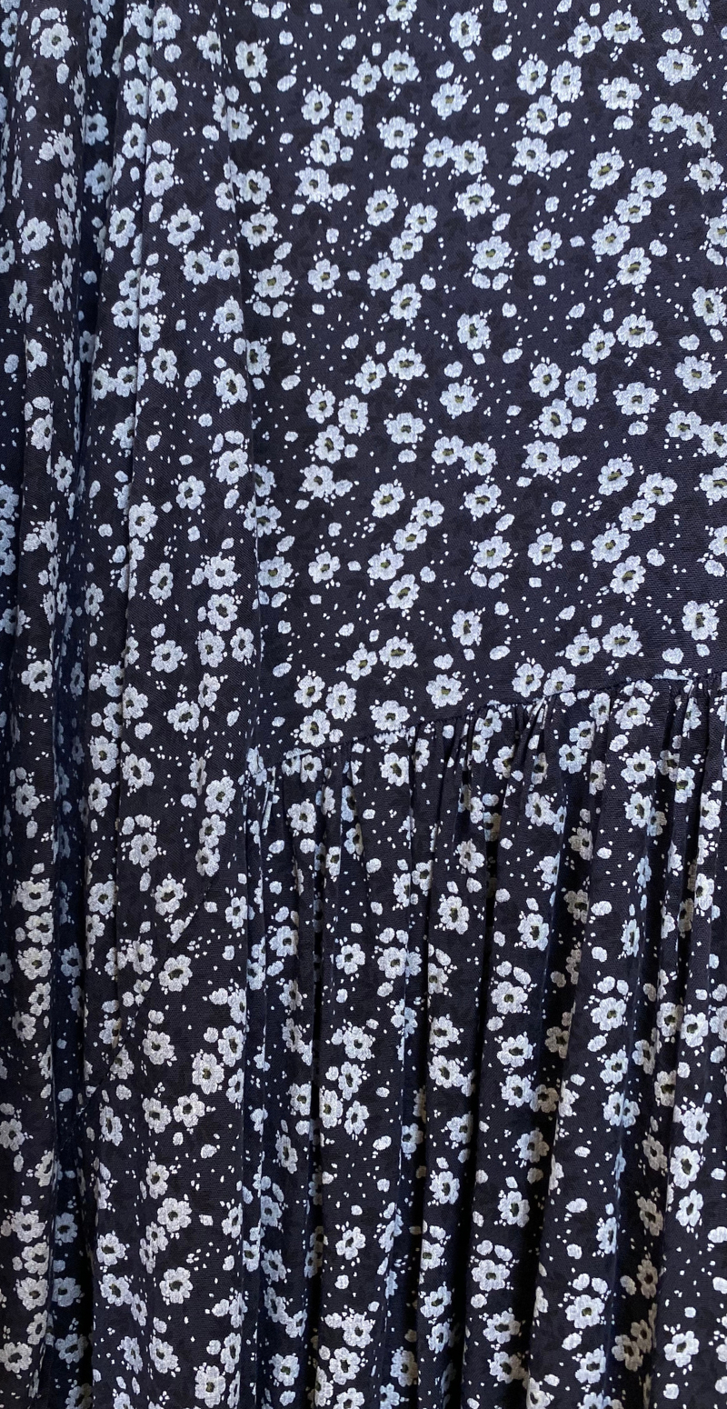 Blomsterprint tæt på navy
