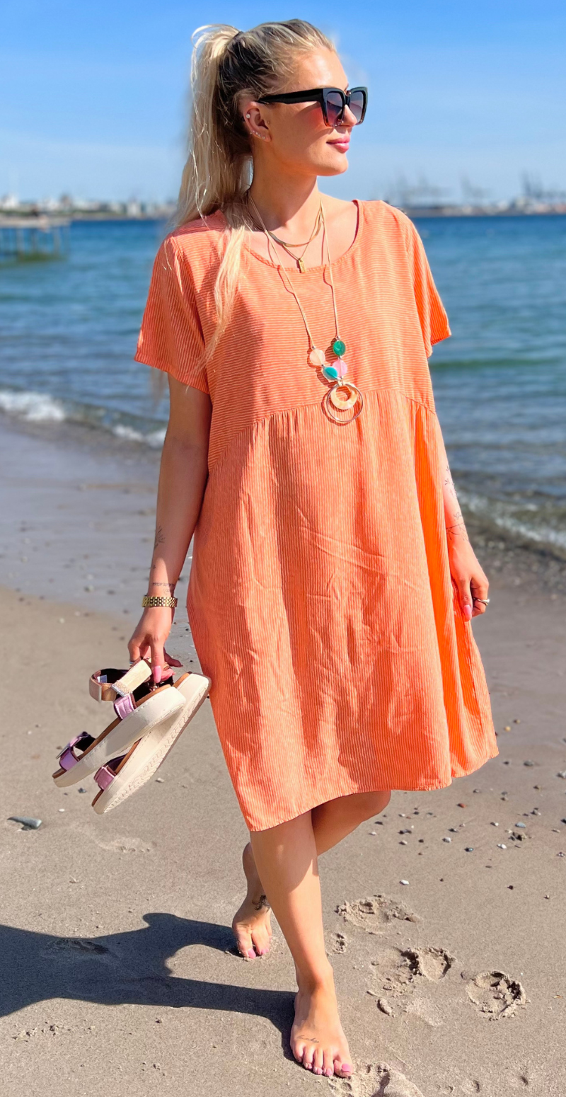 orange Majse kjole fra likelondon med striber og medfølgende halskæde