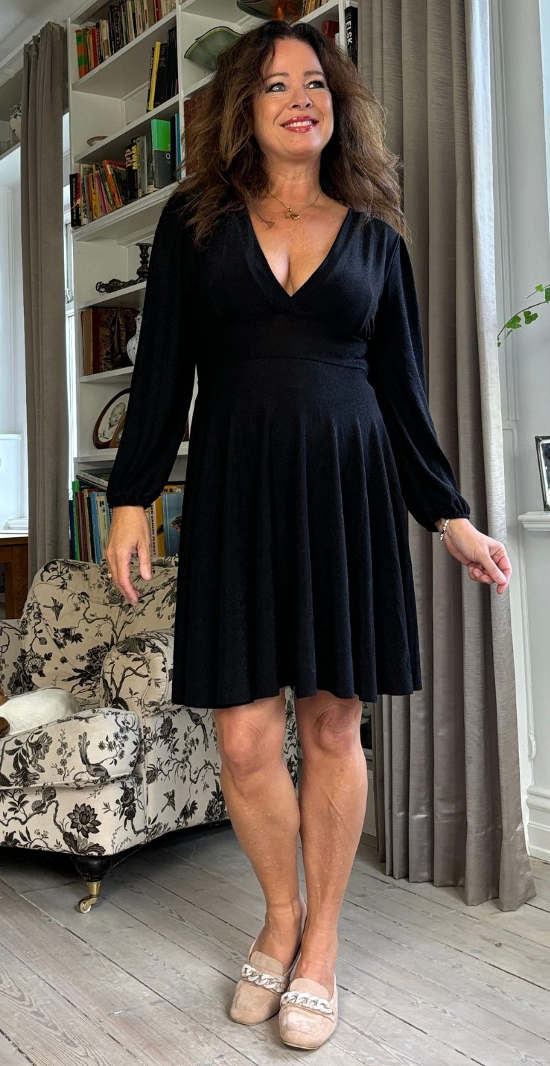 Valentina glimmer kjole med v-udskæring sort